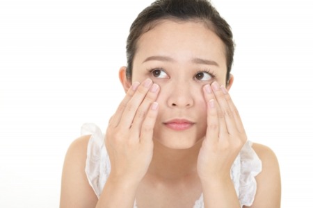 眼瞼下垂が引き起こす頭痛と肩こり｜そのメカニズムと対処法