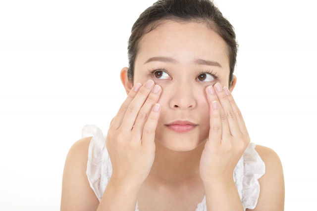 眼瞼下垂が引き起こす頭痛と肩こり｜そのメカニズムと対処法