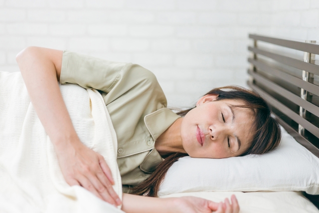 横向きで寝る場合
