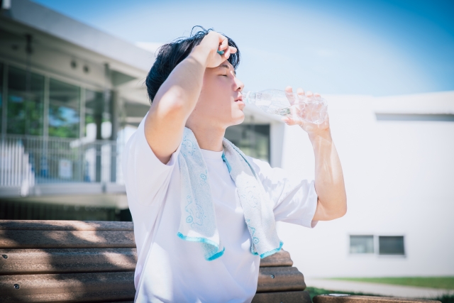 体が暑さに慣れていないことによる影響