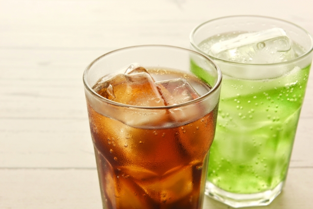 甘味飲料の飲み過ぎは死亡リスクを高める？そのメカニズムと対策