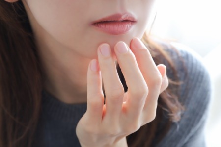 かさかさ唇を舐めて潤すのはNG！正しいリップケア方法とは