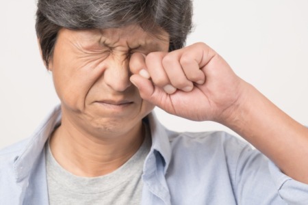 ストレスで目を擦る癖の原因と対策｜健やかな目を守るために