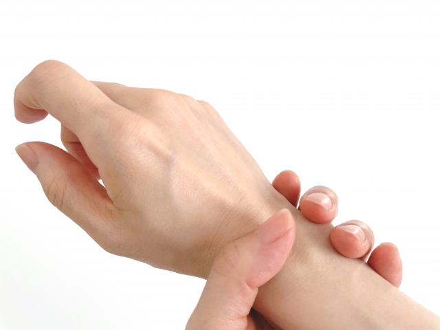 手首が痛いときの対処法と受診先：知っておくべきポイント