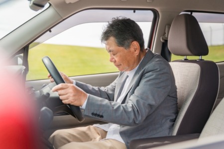 気付いたら寝てしまう原因とは？単独事故を重ねる可能性もある病気について