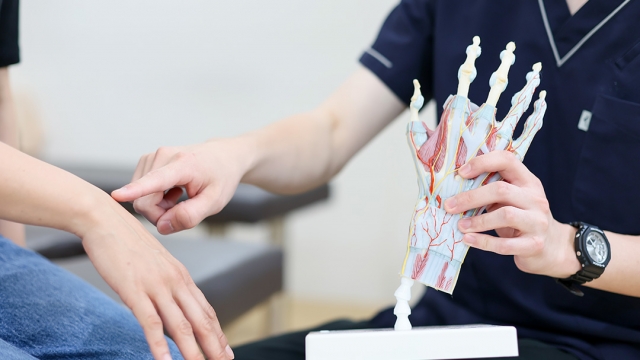 ばね指の原因とメカニズム