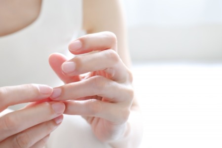 爪が割れる原因と対策方法｜健康な爪を保つために知っておくべきこと