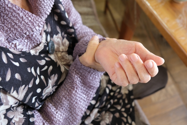 手の震えの原因とストレスとの関係｜症状を緩和する方法