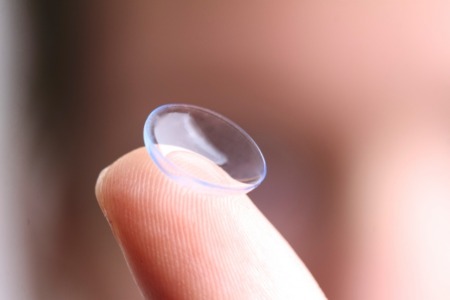 コンタクトレンズをつけっぱなしにするとどうなる？リスクと対策