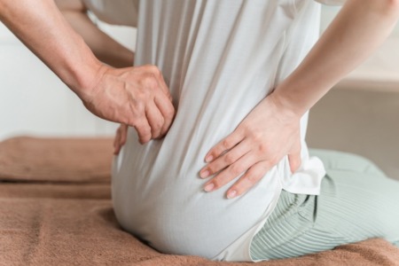 背骨を触るとピリピリ痛む原因と対処法｜知っておくべきポイント